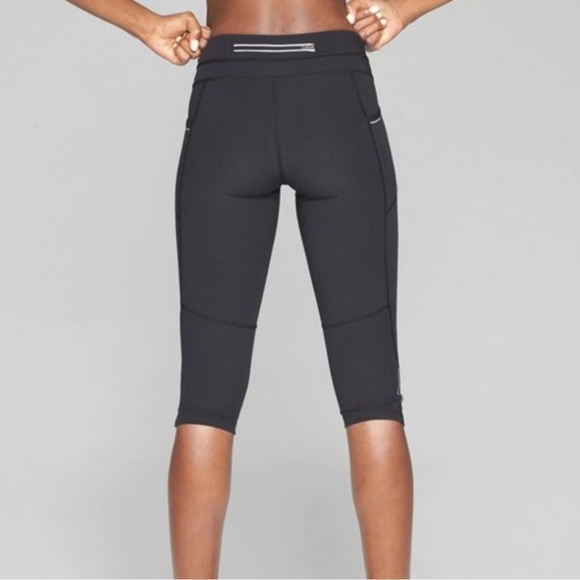 Athleta Pants - Athleta Dobby Be Free Knicker Solid Black Cropped Reflective Legging Sz xs